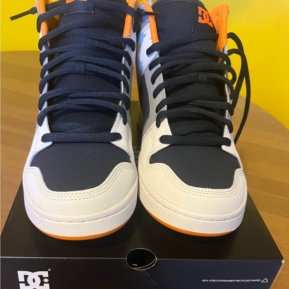 Mens size 11 DC Manteca 4 Hi  never worn new shoes